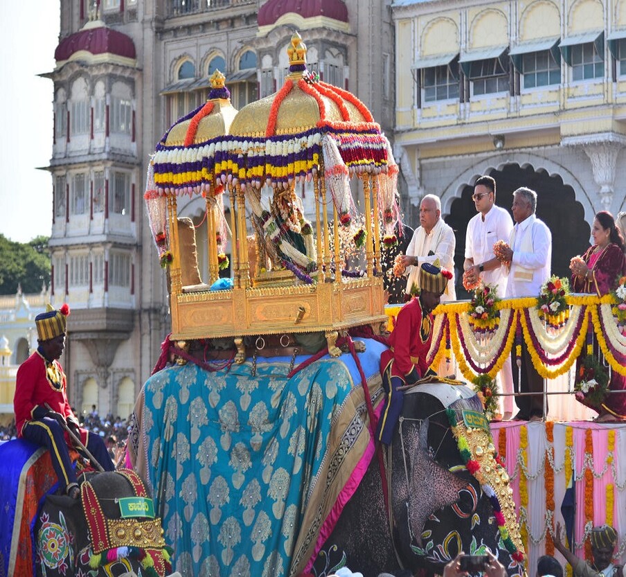  ಮೈಸೂರು ದಸರಾದಲ್ಲಿ ಎಲ್ಲರ ಆಕರ್ಷಣೆಯೇ ಚಿನ್ನದ ಅಂಬಾರಿ. ತಲತಲಾಂತರದಿಂದಲೂ ದೇವಿಯ ಮೂರ್ತಿಯ ಮೆರವಣಿಗೆ ಮಾಡಲು ಇದೇ ಅಂಬಾರಿಯನ್ನು ಬಳಸಲಾಗುತ್ತಿದೆ. 27 ಕೋಟಿ ಬೆಲೆಬಾಳುವ ಮೈಸೂರು ಅಂಬಾರಿಯ ಅಪರೂಪದ ಚಿತ್ರಗಳು ಇಲ್ಲಿವೆ ನೋಡಿ