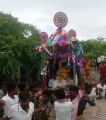 ಶವ ಸಂಸ್ಕಾರಕ್ಕೂ ಸಂಕಷ್ಟ! ಹಳ್ಳದಲ್ಲಿಯೇ ಮೃತದೇಹ ಹೊತ್ತುಕೊಂಡು ಹೋಗಿ ಅಂತ್ಯಕ್ರಿಯೆ! ಶವ ಸಂಸ್ಕಾರಕ್ಕೂ ಸಂಕಷ್ಟ! ಹಳ್ಳದಲ್ಲಿಯೇ ಮೃತದೇಹ ಹೊತ್ತುಕೊಂಡು ಹೋಗಿ ಅಂತ್ಯಕ್ರಿಯೆ!