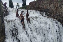 Waterfalls: ಮಹಾಮಳೆಗೆ ಜಲಪಾತದಂತೆ ಹರಿಯುತ್ತಿರುವ ಕೆರೆ, ಫಾಲ್ಸ್ ನೋಡಲು ಮುಗಿಬೀಳುತ್ತಿರುವ ಜನ! Waterfalls: ಮಹಾಮಳೆಗೆ ಜಲಪಾತದಂತೆ ಹರಿಯುತ್ತಿರುವ ಕೆರೆ, ಫಾಲ್ಸ್ ನೋಡಲು ಮುಗಿಬೀಳುತ್ತಿರುವ ಜನ!