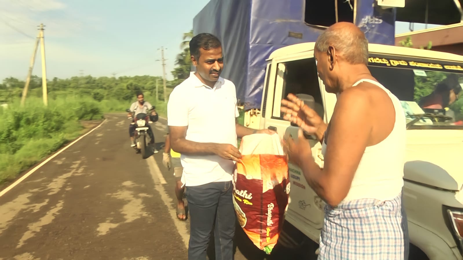 Udupi zilla Panchayat CEO drives tempo and collecting garbage psud mrq
