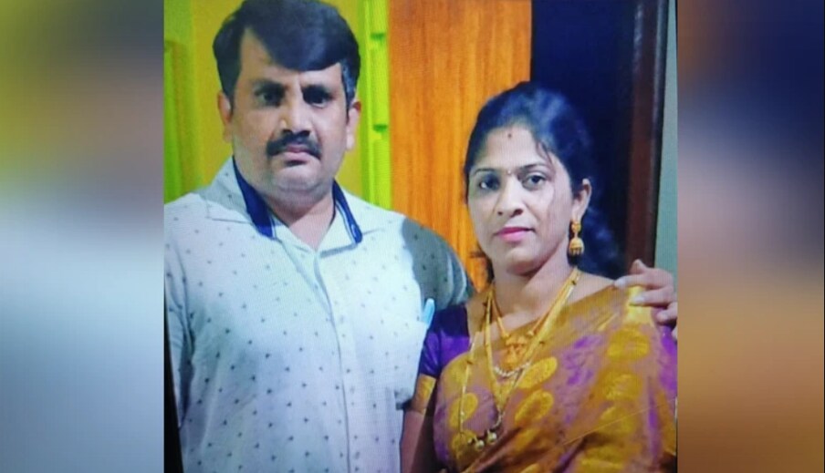  ಶಿವಮೊಗ್ಗ ನಗರದ ಪ್ರಿಯಾಂಕ ಲೇಔಟ್​​ನಲ್ಲಿ ಈ ಘಟನೆ ನಡೆದಿದ್ದು, ಮಹಿಳೆ ಸಾವನ್ನಪ್ಪಿದ್ದು, ಪತಿ ಆಸ್ಪತ್ರೆಯಲ್ಲಿ ಚಿಕಿತ್ಸೆ ಪಡೆದುಕೊಳ್ಳುತ್ತಿದ್ದಾನೆ.