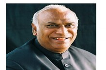 ಕಾಂಗ್ರೆಸ್ ಅಧ್ಯಕ್ಷೀಯ ಚುನಾವಣೆಗೆ ಖರ್ಗೆ ನಾಮಪತ್ರ, ಕನ್ನಡಿಗನ 'ಕೈ'ಗೆ ಸಿಗುತ್ತಾ ಅಧಿಕಾರ? ಕಾಂಗ್ರೆಸ್ ಅಧ್ಯಕ್ಷೀಯ ಚುನಾವಣೆಗೆ ಖರ್ಗೆ ನಾಮಪತ್ರ, ಕನ್ನಡಿಗನ 'ಕೈ'ಗೆ ಸಿಗುತ್ತಾ ಅಧಿಕಾರ?