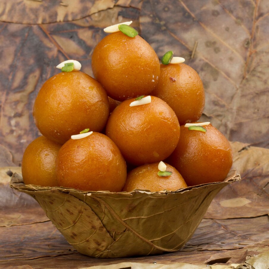  ಸಾಮಾನ್ಯವಾಗಿ ನಾವು ಮೈದಾ ಹಿಟ್ಟಿನಲ್ಲಿ ಗುಲಾಬ್ ಜಾಮೂನ್ ಮಾಡುವುದನ್ನು ನೋಡಿದ್ದೇವೆ. ಆದರೆ ಅನಾರೋಗ್ಯವನ್ನುಂಟು ಮಾಡುವ ಮೈದಾ ಹಿಟ್ಟಿನ ಬದಲಿಗೆ ಗೋಧಿ ಹಿಟ್ಟನ್ನು ಬಳಸಿ ಕೂಡ ಗುಲಾಬ್ ಜಾಮೂನ್ ತಯಾರಿಸಬಹುದು. ಅದು ಹೇಗೆ ಅಂತೀರಾ? ಹಾಗಾದ್ರೆ ಈ ಸ್ಟೋರಿ ಓದಿ, ನಾವು ನಿಮಗೆ ಗೋಧಿ ಹಿಟ್ಟಿನಲ್ಲಿ ಗುಲಾಬ್ ಜಾಮೂನ್ ಮಾಡುವುದು ಹೇಗೆ ಅಂತ ಹೇಳಿ ಕೊಡುತ್ತೇವೆ.