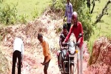 ಗುಂಡಿ ಬಿದ್ದ ರಸ್ತೆಯಲ್ಲಿ ನಿತ್ಯ ನರಕ ದರ್ಶನ; ತಾವೇ ದುರಸ್ತಿಗೆ ಮುಂದಾದ ಗ್ರಾಮಸ್ಥರು ಗುಂಡಿ ಬಿದ್ದ ರಸ್ತೆಯಲ್ಲಿ ನಿತ್ಯ ನರಕ ದರ್ಶನ; ತಾವೇ ದುರಸ್ತಿಗೆ ಮುಂದಾದ ಗ್ರಾಮಸ್ಥರು