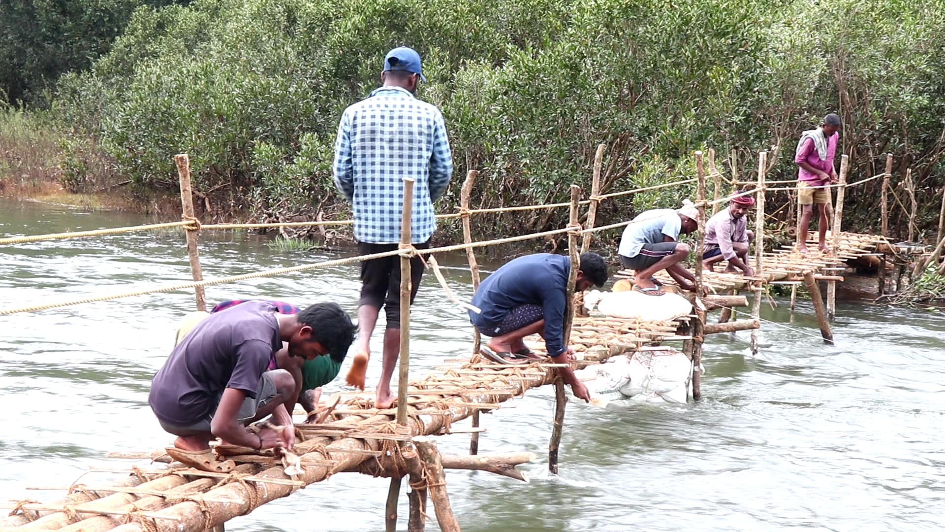 Villagers Built Wooden Bridge To Cross River In chikkamgaluru vctv mrq