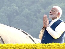 ಏಕತಾ ಪ್ರತಿಮೆ ಬಳಿ ತಲುಪಿದ ಪ್ರಧಾನಿ ಮೋದಿ, ಪುಷ್ಪಾರ್ಚನೆ ಮಾಡಿ ಉಕ್ಕಿನ ಮನುಷ್ಯನಿಗೆ ನಮನ! ಏಕತಾ ಪ್ರತಿಮೆ ಬಳಿ ತಲುಪಿದ ಪ್ರಧಾನಿ ಮೋದಿ, ಪುಷ್ಪಾರ್ಚನೆ ಮಾಡಿ ಉಕ್ಕಿನ ಮನುಷ್ಯನಿಗೆ ನಮನ!