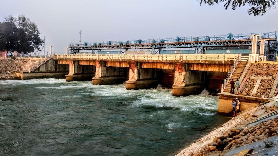  ಮಂಡ್ಯ: ಕರ್ನಾಟಕದ ಪ್ರಮುಖ ಜಲಾಶಯದಲ್ಲಿ ನೀರಿನ ಮಟ್ಟ ಕುಸಿತವಾಗಿದೆ. ಮಳೆಗಾಲ ಆರಂಭಕ್ಕೂ ಮುನ್ನವೇ ನೀರಿನ ಮಟ್ಟ ಕುಸಿತ ಕಂಡಿರುವುದು ಕೊಂಚ ಆತಂಕಕ್ಕೆ ಕಾರಣವಾಗಿದೆ. (ಸಾಂದರ್ಭಿಕ ಚಿತ್ರ)