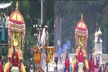 ಅಂಬಾವಿಲಾಸದಿಂದ ಚಿನ್ನದ ಅಂಬಾರಿ ಹೊತ್ತು ಹೊರಟ ಅಭಿಮನ್ಯು ಅಂಬಾವಿಲಾಸದಿಂದ ಚಿನ್ನದ ಅಂಬಾರಿ ಹೊತ್ತು ಹೊರಟ ಅಭಿಮನ್ಯು