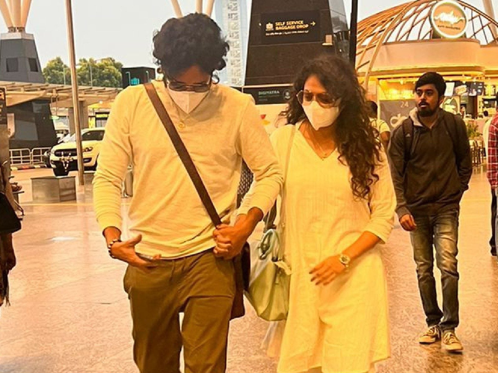 Vasishta Simha-Haripriya: ಬೆಂಗಳೂರು ಏರ್ಪೋರ್ಟ್​ನಲ್ಲಿ ಸ್ಯಾಂಡಲ್​ವುಡ್  ಪ್ರಣಯಪಕ್ಷಿಗಳು