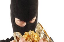 Theft Story: ಇದ್ರೆ ಇಂಥ ಕಳ್ರು ಇರಬೇಕಪ್ಪಾ, ಕದ್ದ ಚಿನ್ನವನ್ನು ಏನು ಮಾಡಿದ ಗೊತ್ತಾ? ಶಾಕ್ ಆಗ್ತೀರ Theft Story: ಇದ್ರೆ ಇಂಥ ಕಳ್ರು ಇರಬೇಕಪ್ಪಾ, ಕದ್ದ ಚಿನ್ನವನ್ನು ಏನು ಮಾಡಿದ ಗೊತ್ತಾ? ಶಾಕ್ ಆಗ್ತೀರ