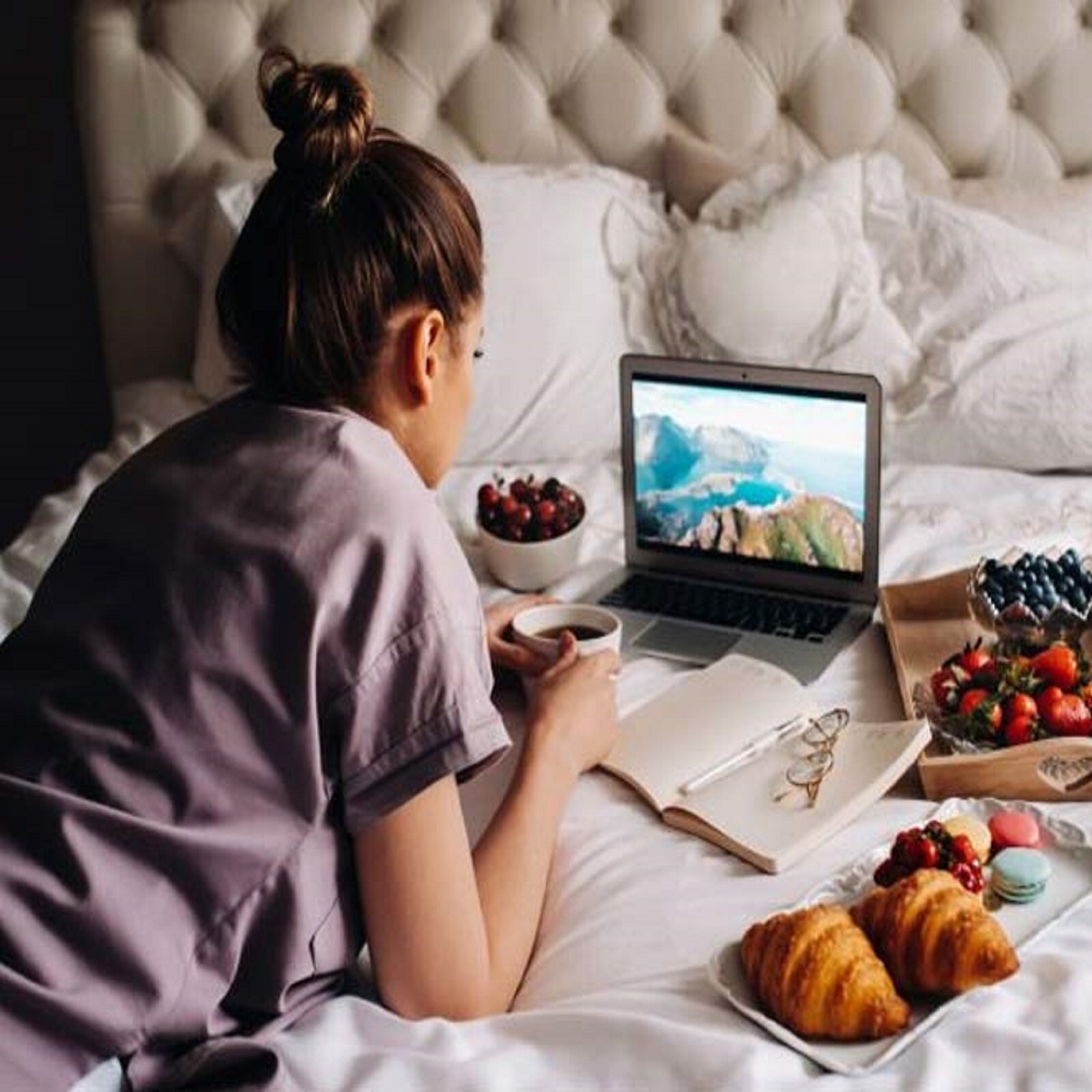 What happens if we eat food on bed according to Astrology