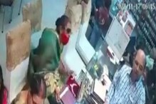 Robbery: ಜ್ಯುವೆಲ್ಲರಿ ಶಾಪ್ನಿಂದ 10 ಲಕ್ಷ ಬೆಲೆಯ ಚಿನ್ನದ ನೆಕ್ಲೆಸ್ ಕದ್ದ ವೃದ್ಧೆ! ಖತರ್ನಾಕ್ ಅಜ್ಜಿ Robbery: ಜ್ಯುವೆಲ್ಲರಿ ಶಾಪ್ನಿಂದ 10 ಲಕ್ಷ ಬೆಲೆಯ ಚಿನ್ನದ ನೆಕ್ಲೆಸ್ ಕದ್ದ ವೃದ್ಧೆ! ಖತರ್ನಾಕ್ ಅಜ್ಜಿ