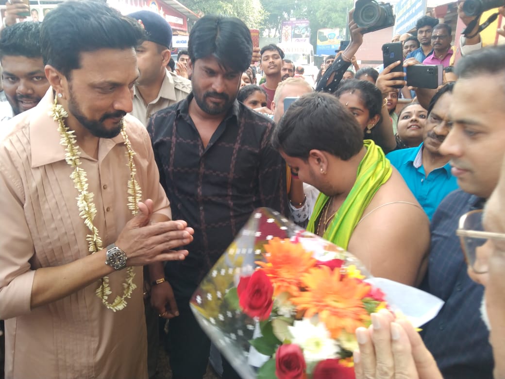 Kichcha Sudeep: ಪತ್ನಿ ಜೊತೆ ಕಟೀಲಿಗೆ ಭೇಟಿಕೊಟ್ಟ ನಟ ಕಿಚ್ಚ ಸುದೀಪ್ | Kichcha  Sudeep visits kateel temple with wife– News18 Kannada