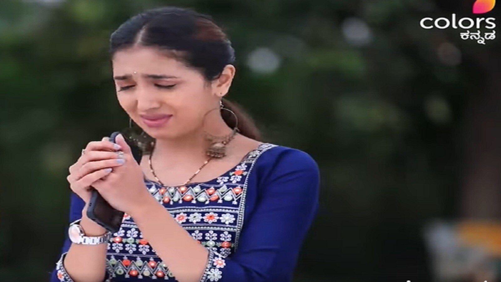 Kannadathi ನಾನು ಹುಚ್ಚಿ, ಪ್ಲೀಸ್ ಹರ್ಷನನ್ನ ಬಿಟ್ಟುಬಿಡಿ; ಬೀಸೋ ದೊಣ್ಣೆಯಿಂದ