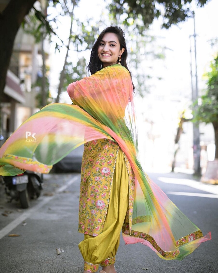  ಅಗ್ನಿಸಾಕ್ಷಿ ಖ್ಯಾತಿಯ ವೈಷ್ಣವಿ ಗೌಡ ಅವರು ಸಾಮಾಜಿಕ ಜಾಲತಾಣದಲ್ಲಿ ಹೊಸ ಫೋಟೋಗಳನ್ನು ಶೇರ್ ಮಾಡಿದ್ದಾರೆ. ನಿಮಗೆ ಯಾವ ಬಣ್ಣ ಇಷ್ಟ ಎಂದು ಅಭಿಮಾನಿಗಳನ್ನು ಕೇಳಿದ್ದಾರೆ.