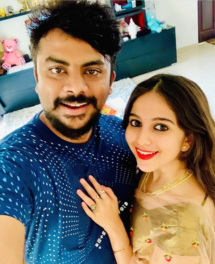  ಇತ್ತಿಚೀಗೆ ಚಂದನ್ ಶೆಟ್ಟಿ ಮತ್ತು ನಿವೇದಿತಾ ಗೌಡ ಸುದ್ದಿಯಲ್ಲಿದ್ದಾರೆ. ನಿವೇದಿತಾ ತಾಯಿ ಆಗ್ತಾರೆ ಎನ್ನೋ ಸುದ್ದಿ ಎಲ್ಲೆಡೆ ಹರಡಿತ್ತು. ಅದು ಸುಳ್ಳು ಎಂದು ಚಂದನ್ ತಿಳಿಸಿದ್ದರು.