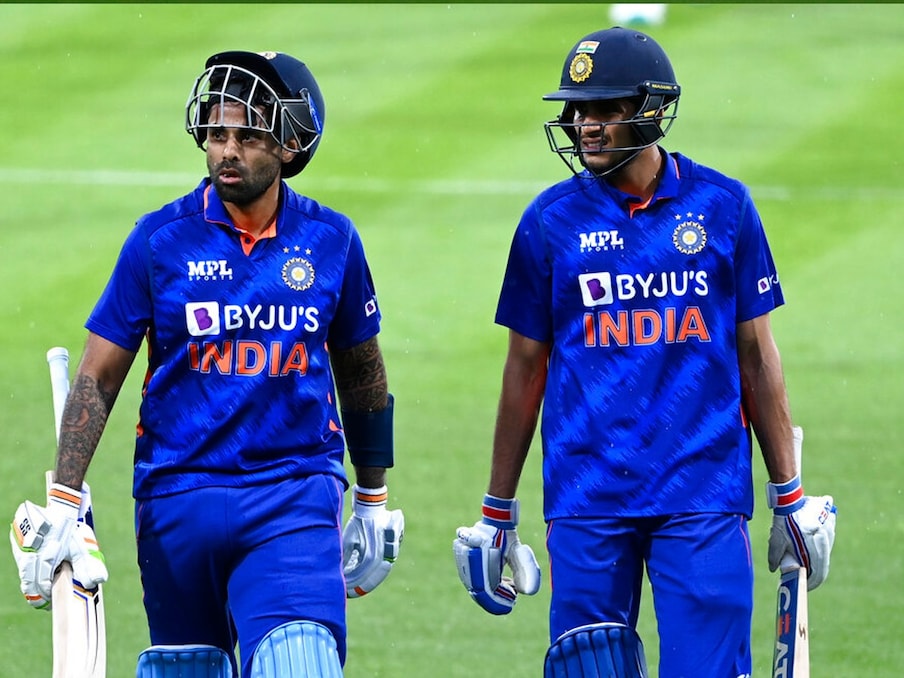  ಗಿಲ್ ಅವರ ತಂದೆ ಲಖ್ವಿಂದರ್ ಸಿಂಗ್ ಒಬ್ಬ ರೈತ. ಮಗನನ್ನು ಕ್ರಿಕೆಟಿಗನನ್ನಾಗಿ ಮಾಡಲು ಫಾರ್ಮ್ ನಲ್ಲಿಯೇ ಪಿಚ್ ಸಿದ್ಧಪಡಿಸಿದ್ದರು. ಗಿಲ್ ಇಲ್ಲಿ ತಯಾರಾದ ಟರ್ಫ್ ಪಿಚ್‌ನಲ್ಲಿ ಕ್ರಿಕೆಟ್ ಕಲಿಯಲು ಪ್ರಾರಂಭಿಸಿದರು. ಗಿಲ್‌ನ ವಿಕೆಟ್ ಪಡೆದವರಿಗೆ ಅವರ ತಂದೆ 100 ರೂಪಾಯಿ ನೀಡುತ್ತಿದ್ದರು.