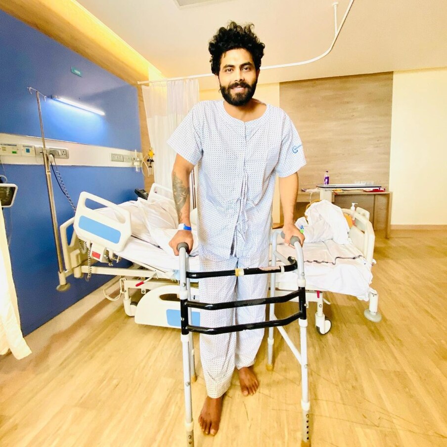  ಕಳೆದ ವರ್ಷ ನಡೆದ ಏಷ್ಯಾಕಪ್ 2022 ಟೂರ್ನಿಯ ವೇಳೆ ಟೀಂ ಇಂಡಿಯಾದ ಆಲ್‌ರೌಂಡರ್ ರವೀಂದ್ರ ಜಡೇಜಾ ಮೊಣಕಾಲಿನ ಗಾಯಕ್ಕೆ ಒಳಗಾಗಿದ್ದರು. ಅವರು ಒಳಾಂಗಣದಲ್ಲಿ ಸರ್ಫಿಂಗ್ ಮಾಡುವಾಗ ಮೊಣಕಾಲಿನ ಗಾಯಕ್ಕೆ ತುತ್ತಾಗಿದ್ದರು.
