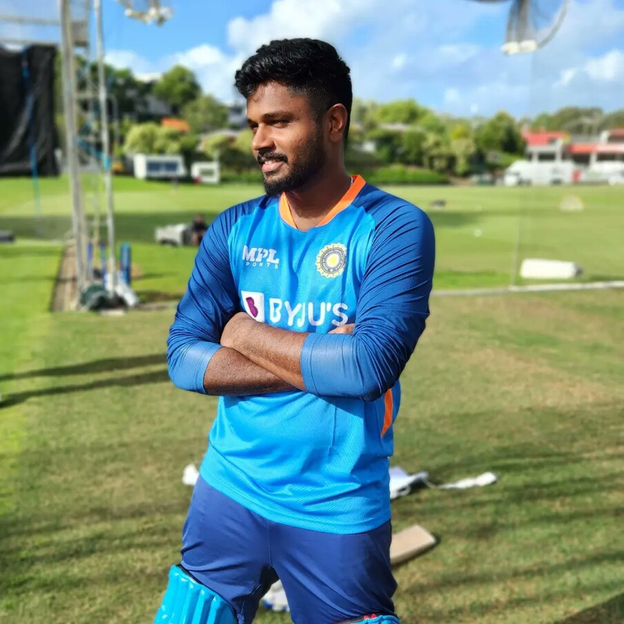  ಈ ವರ್ಷ ಶ್ರೀಲಂಕಾ ವಿರುದ್ಧದ ಮೊದಲ ಟಿ20 ಪಂದ್ಯದಲ್ಲಿ ಫೀಲ್ಡಿಂಗ್ ಮಾಡುವಾಗ ಸಂಜು ಸ್ಯಾಮ್ಸನ್ ಗಾಯಗೊಂಡಿದ್ದು ಗೊತ್ತೇ ಇದೆ. ಥರ್ಡ್ ಮ್ಯಾನ್ ದಿಕ್ಕಿನತ್ತ ಬೌಂಡರಿ ತಲುಪಿದ ಚೆಂಡನ್ನು ತಡೆಯುವ ಸಲುವಾಗಿ ಸಂಜು ಡೈವ್ ಮಾಡುವಾಗ ಮೊಣಕಾಲಿಗೆ ಗಾಯ ಮಾಡಿಕೊಂಡಿದ್ದರು.