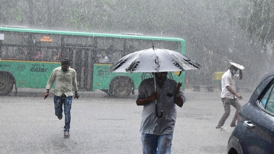  ಮಳೆ ಬರುತ್ತೆ ಅಂದ್ರೆ ಕೆಲವರಿಗೆ ಬೆಳೆ ಬೆಳೆಯಲು ಸಹಾಯವಾಗುತ್ತೆ ಅಂತ ಖುಷಿ ಆಗುತ್ತೆ. ಇನ್ನೂ ಕೆಲವರಿಗೆ ಯಾಕಾದ್ರೂ ಈ ಮಳೆ ಬರುತ್ತೋ ಅಂದುಕೊಳ್ತಾರೆ. (ಸಾಂದರ್ಭಿಕ ಚಿತ್ರ)