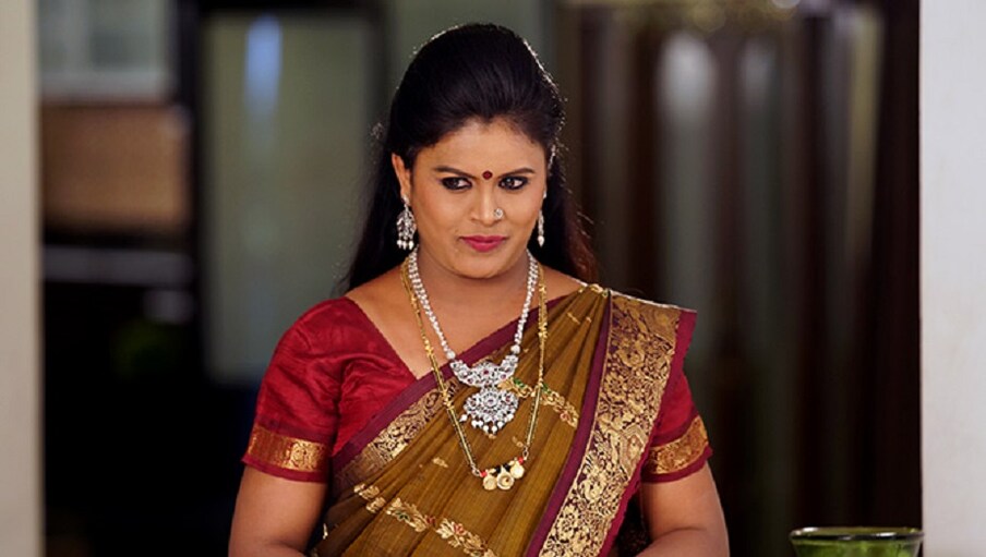  ಜೀ ಕನ್ನಡದಲ್ಲಿ ಸಂಜೆ 6.30ಕ್ಕೆ ಪ್ರಸಾರವಾಗ್ತಿರುವ ಪಾರು ಧಾರಾವಾಹಿ ಜನರನ್ನು ಸೆಳೆಯುವಲ್ಲಿ ಯಶಸ್ವಿಯಾಗಿದೆ. ಪಾರು ಧಾರಾವಾಹಿಯಲ್ಲಿ ಕಾಮಿಡಿ ಕಮ್ ವಿಲನ್ ಪಾತ್ರ ಮಾಡಿರೋ ದಾಮಿನಿ ಜನರಿಗೆ ಇಷ್ಟವಾಗಿದ್ದಾರೆ.