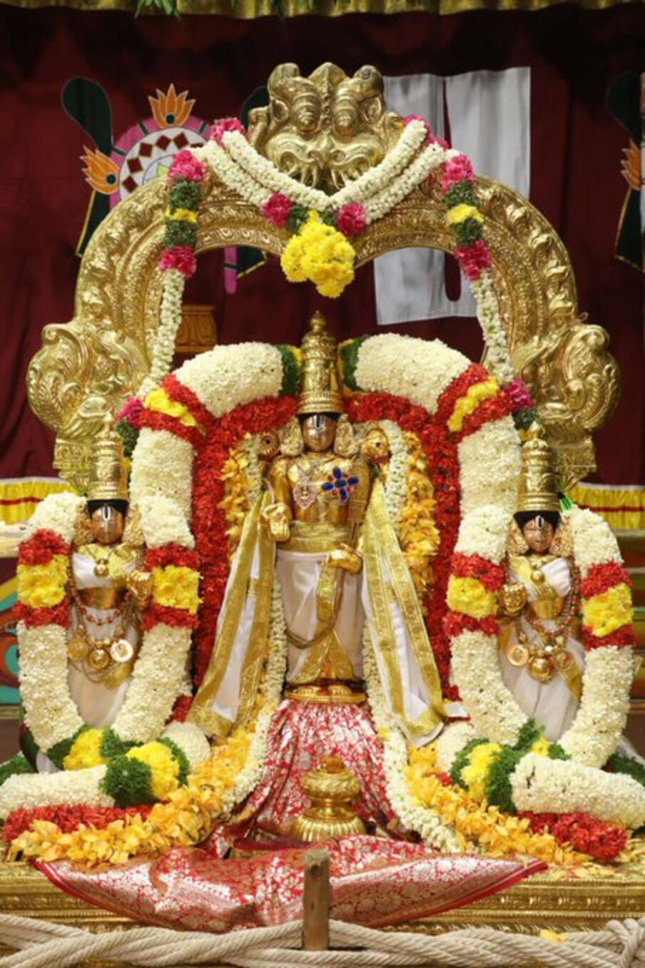  ತಿರುಪತಿ ವೆಂಕಟೇಶ ಎಂದರೆ ಬೇಡಿದ್ದು ನೀಡುವ ದೇವರು ಎಂದು ಹೆಸರು ಪಡೆದಿದೆ. 7 ಬೆಟ್ಟಗಳ ಮೇಲಿರುವ ಈ ದೇವರನ್ನು ನಂಬಿ ದಿನಕ್ಕೆ ಸಾವಿರಾರು ಜನ ಹೋಗುತ್ತಾರೆ. ಇಷ್ಟಾರ್ಥ ಈಡೇರಿಸುವಂತೆ ಹಾಗೂ ಕಷ್ಟಗಳನ್ನು ನಿವಾರಿಸುವಂತೆ ಬೇಡಿಕೊಂಡು ಹರಕೆಯನ್ನು ತೀರಿಸಿ ಬರುತ್ತಾರೆ.