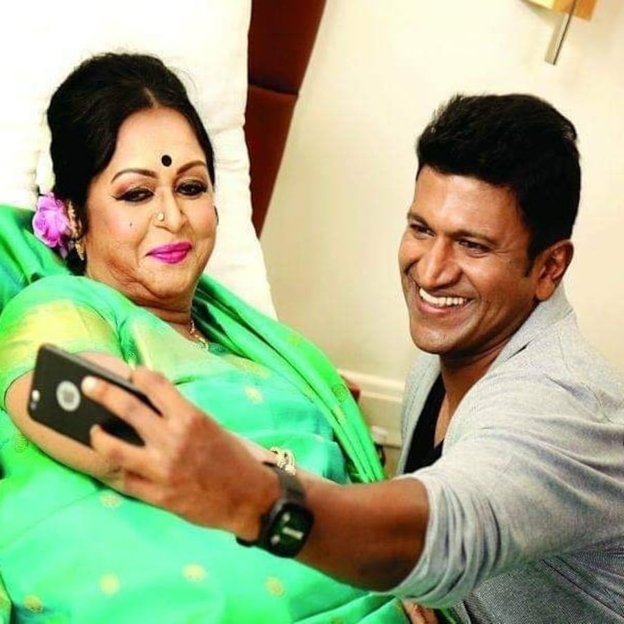  ನಟ ಪುನೀತ್ ರಾಜ್​ಕುಮಾರ್ ಅವರು ಸರೋಜಾ ದೇವಿ ಅವರ ಜೊತೆ ಕ್ಲಿಕ್ಕಿಸಿಕೊಂಡಿರುವ ಫೋಟೋದಲ್ಲಿ ನಟಿಯ ಮುಗುಳುನಗೆ ಕಾಣಬಹುದು. ಪುನೀತ್ ಅವರು ನಗುತ್ತಾ ತಮ್ಮ ಫೋನ್​ನಲ್ಲಿ ಸೆಲ್ಫೀ ತೆಗೆದುಕೊಂಡಿದ್ದಾರೆ.