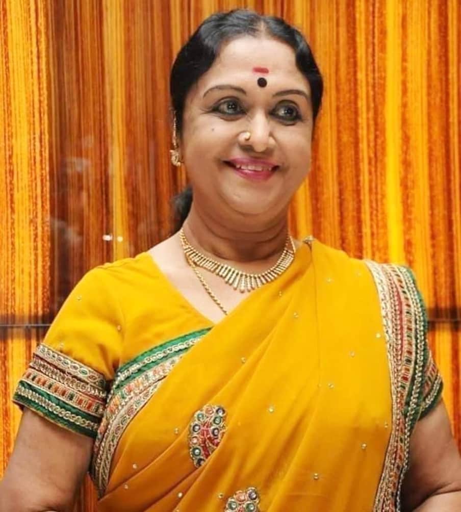  ತಮಿಳು, ತೆಲುಗು, ಕನ್ನಡ ಸೇರಿ ಸೌತ್ ಸಿನಿಮಾಗಳಲ್ಲಿ ಬಹುಬೇಡಿಕೆಯ ನಟಿಯಾಗಿದ್ದ ಸರೋಜಾ ದೇವಿ ಅವರಿಗೆ ಇಂಡಸ್ಟ್ರಿಯಾದ್ಯಂತ ಅಪಾರ ಅಭಿಮಾನಿಗಳಿದ್ದಾರೆ.
