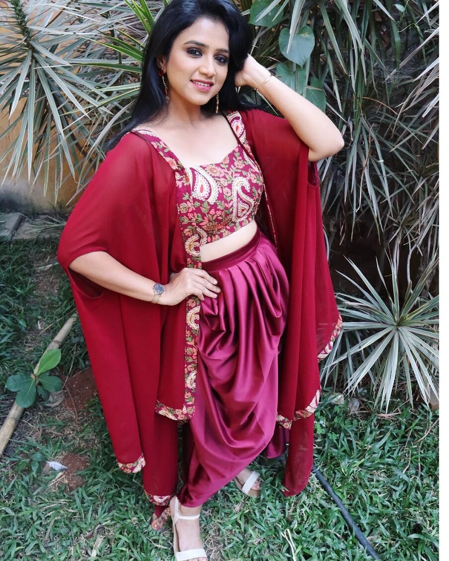  ಲಕ್ಷ್ಮಿ ಬಾರಮ್ಮ ಖ್ಯಾತಿಯ ನಟಿ ರಶ್ಮಿ ಪ್ರಭಾಕರ್ ಹೊಸ ವಿಡಿಯೋವೊಂದನ್ನು ಸಾಮಾಜಿಕ ಜಾಲತಾಣದಲ್ಲಿ ಹಂಚಿಕೊಂಡಿದ್ದಾರೆ. ವಿಡಿಯೋದಲ್ಲಿ ಮೂಗು ಚುಚ್ಚಿಸಿಕೊಳ್ತಾ ಇದ್ದಾರೆ.