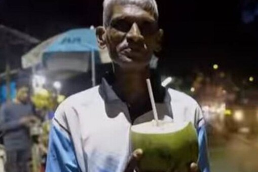 ತೆಂಗಿನಕಾಯಿ ಮಾತ್ರ ಸೇವಿಸುತ್ತಿರುವ ವ್ಯಕ್ತಿ