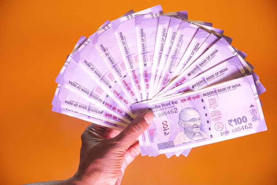  Money: ಪ್ರತಿ ತಿಂಗಳು ಸ್ವಲ್ಪ ಹಣವನ್ನು ಉಳಿಸಬೇಕು ಅಂದುಕೊಂಡಿದ್ದೀರಾ? ಆದರೆ ನಿಮಗೆ ಹಲವು ಆಯ್ಕೆಗಳಿವೆ. ಷೇರು ಮಾರುಕಟ್ಟೆಯಲ್ಲಿ ಹಾಕಬಹುದು. ಇದರ ಬಗ್ಗೆ ಹೆಚ್ಚಿನ ಮಾಹಿತಿ ನಿಮಗೆ ಗೊತ್ತಿಲ್ಲ ಅಂದ್ರೆ ನೀವು ಪೋಸ್ಟ್ ಆಫೀಸ್ ಯೋಜನೆಯಲ್ಲಿ ಹೂಡಿಕೆ ಮಾಡಬಹುದು.