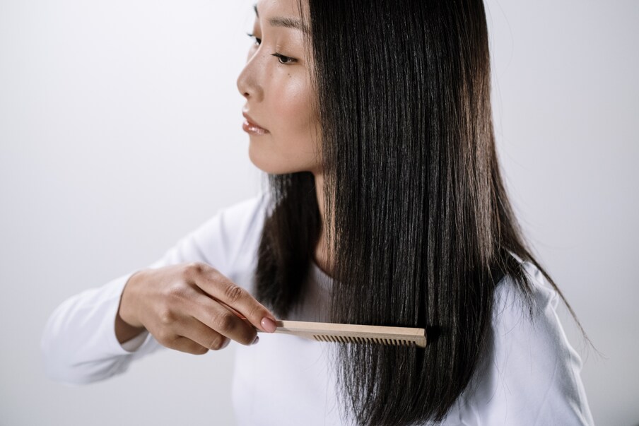 Hair Combing Tips: ಕೂದಲು ಸರಿಯಾಗಿ ಬಾಚುವುದರಿಂದ ಸಿಗುತ್ತೆ ಈ 5 ಲಾಭಗಳು! Hair Combing Tips: ಕೂದಲು ಸರಿಯಾಗಿ ಬಾಚುವುದರಿಂದ ಸಿಗುತ್ತೆ ಈ 5 ಲಾಭಗಳು!