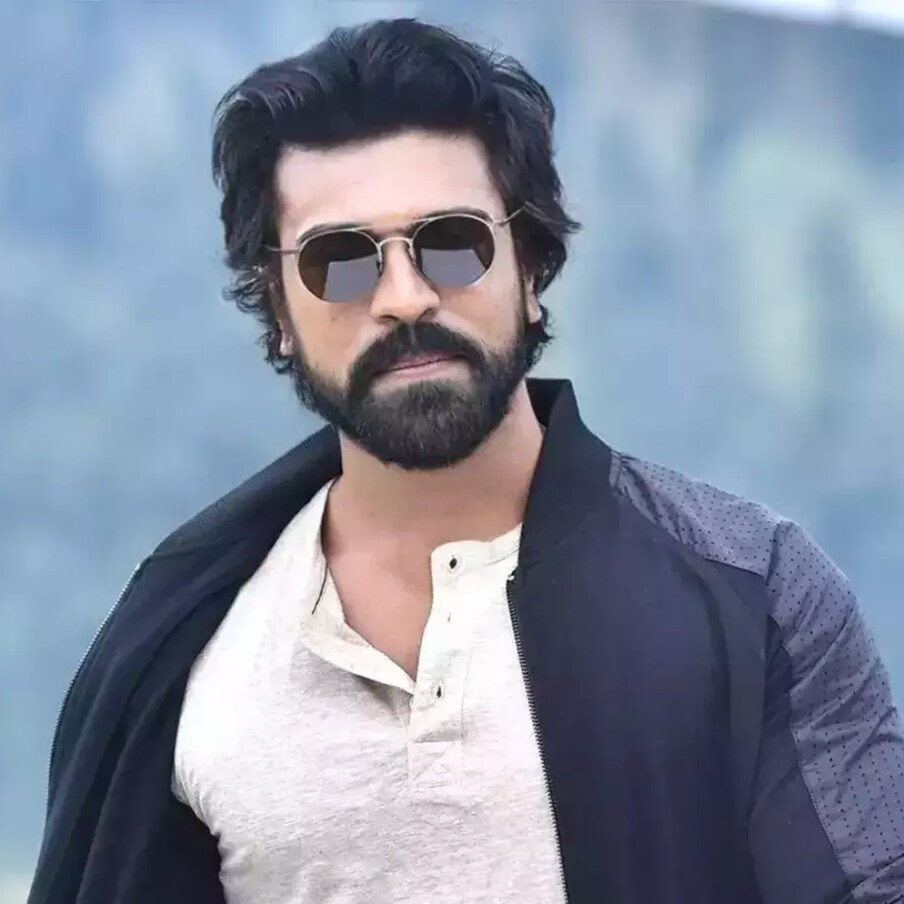  ಮೆಗಾ ಫ್ಯಾಮಿಲಿಯಿಂದ ಮತ್ತೊಬ್ಬ ನಾಯಕ ರಾಜಕಾರಣಿ ಕ್ಷೇತ್ರಕ್ಕೆ ಎಂಟ್ರಿ ಕೊಡುತ್ತಿದ್ದಾರೆ. ಈಗಾಗಲೇ ರಾಜಕೀಯ ನಾಯಕರಾಗಿ ಚಿರಂಜೀವಿ ಹೆಜ್ಜೆ ಹಾಕಿದ್ದಾರೆ. ಇದೀಗ ಪವನ್ ಕಲ್ಯಾಣ್ ಜನಸೇನಾ ಪಕ್ಷದೊಂದಿಗೆ ಮುನ್ನಡೆಯುತ್ತಿದ್ದಾರೆ. ಈ ನಡುವೆ ರಾಮ್ ಚರಣ್ ಪಕ್ಷದ ಹೆಸರು ಸೋಶಿಯಲ್ ಮೀಡಿಯಾದಲ್ಲಿ ಹಾಟ್ ಟಾಪಿಕ್ ಆಗಿದೆ.