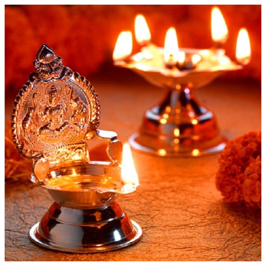  ಹಿಂದೂ ಧರ್ಮದಲ್ಲಿ, ಪ್ರತಿ ಮನೆಯಲ್ಲಿ ಪೂಜೆಯ ಸಮಯದಲ್ಲಿ ದೀಪವನ್ನು ಬೆಳಗಿಸಬೇಕು ಎಂಬ ಸಂಪ್ರದಾಯವಿದೆ. ದೇವಾಲಯದಲ್ಲಿ ಮತ್ತು ಮನೆಯಲ್ಲಿ ಆರತಿ ಸಹ ಮಾಡಲಾಗುತ್ತದೆ. ದೀಪವನ್ನು ಸಕಾರಾತ್ಮಕತೆಯ ಸಂಕೇತವೆಂದು ಪರಿಗಣಿಸಲಾಗಿದೆ. ದೀಪವನ್ನು ಹಚ್ಚುವುದರಿಂದ ಮನೆಯಲ್ಲಿನ ನಕಾರಾತ್ಮಕ ಶಕ್ತಿ ನಾಶವಾಗುತ್ತದೆ ಎಂಬ ನಂಬಿಕೆ ಇದೆ.