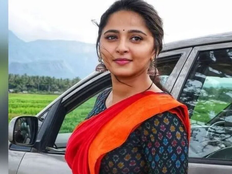  ಬಾಹುಬಲಿ 2 ಚಿತ್ರದಲ್ಲಿ ದೇವಸೇನಾ ಪಾತ್ರದಲ್ಲಿ ನಟಿಸಿದ ನಂತರ ಅನುಷ್ಕಾ ಶೆಟ್ಟಿ ಭಾರತದಾದ್ಯಂತ ಪ್ರಸಿದ್ಧರಾದರು. ಅವರು ತಮಿಳು ಮತ್ತು ತೆಲುಗು ಚಿತ್ರರಂಗದ ಯಶಸ್ವಿ ತಾರೆ. ಅನುಷ್ಕಾ ಅವರ ನಿಜವಾದ ಹೆಸರು ಸ್ವೀಟಿ ಶೆಟ್ಟಿ.