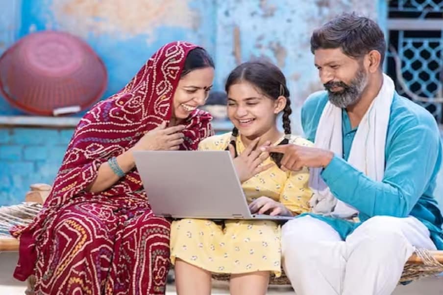  ಹೆಣ್ಣು ಮಕ್ಕಳಿಗೆ ಉತ್ತಮ ಭವಿಷ್ಯ ಮತ್ತು ಉತ್ತಮ ಶಿಕ್ಷಣ ಪ್ರತಿಯೊಬ್ಬ ಪೋಷಕರ ಕನಸಾಗಿದೆ. ಈ ಕನಸನ್ನು ನನಸು ಮಾಡಲು ಸರ್ಕಾರ ಸುಕನ್ಯಾ ಸಮೃದ್ಧಿ ಯೋಜನೆ ಮೂಲಕ ಪೋಷಕರಿಗೆ ಬೆಂಬಲ ನೀಡುತ್ತಿದೆ. ಈ ಯೋಜನೆಯಲ್ಲಿ ಕೇವಲ 2 ದಿನಗಳಲ್ಲಿ ಸುಮಾರು 11 ಲಕ್ಷ ಖಾತೆಗಳನ್ನು ತೆರೆಯಲಾಗಿದೆ. ಈ ಯೋಜನೆಯ ಜನಪ್ರಿಯತೆಯನ್ನು ಇದರಿಂದ ಅಂದಾಜು ಮಾಡಬಹುದು. ಭಾರತೀಯ ಅಂಚೆ ಇಲಾಖೆ ನಡೆಸುತ್ತಿರುವ ಅಭಿಯಾನದಲ್ಲಿ ಇದೊಂದು ದಾಖಲೆಯಾಗಿದೆ.