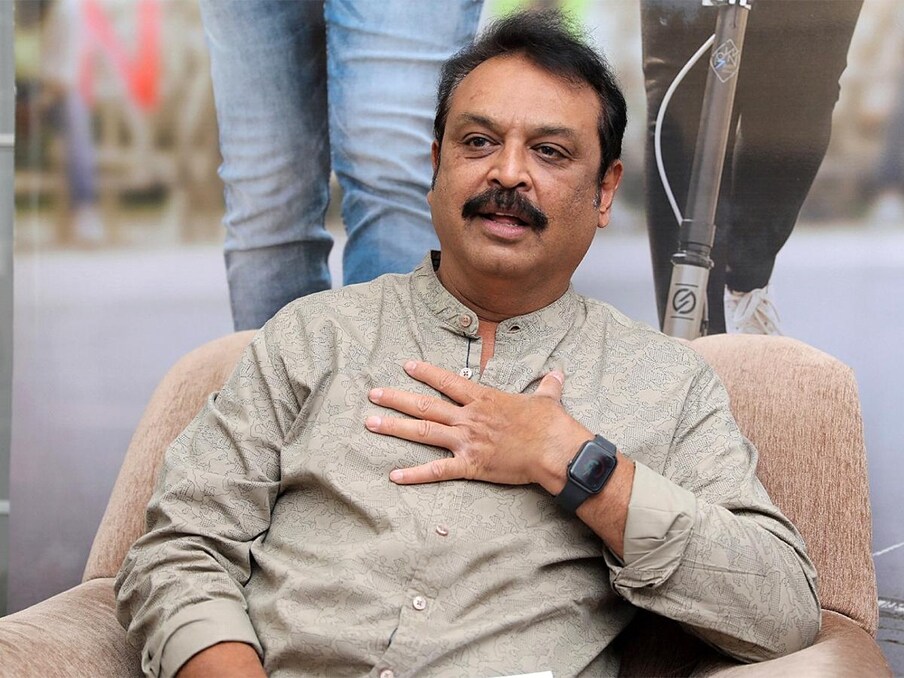  ಹಿರಿಯ ನಟ ನರೇಶ್ ಮನೆ ಮೇಲೆ ಅಪರಿಚಿತರಿಂದ ದಾಳಿ ನಡೆದಿದೆ. ಈ ದಾಳಿಯಲ್ಲಿ ನರೇಶ್ ಹಾಗೂ ಇತರೆ ವಾಹನಗಳು ಜಖಂಗೊಂಡಿವೆ. ಗಚ್ಚಿಬೌಲಿಯಲ್ಲಿರುವ ತಮ್ಮ ನಿವಾಸದ ಮೇಲೆ ನಡೆದ ಈ ದಾಳಿಯ ವಿರುದ್ಧ ನರೇಶ್ ಪೊಲೀಸರು ದೂರು ದಾಖಲಿಸಿದ್ದಾರೆ.