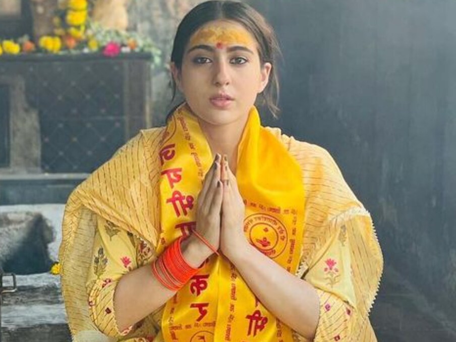  ಸಾರಾ ಅಲಿ ಖಾನ್ ಹಣೆಯ ಮೇಲೆ ಶ್ರೀಗಂಧದ ಟಿಕಾ ಧರಿಸಿದ್ದು, ಕೈಯಲ್ಲಿ ಬಳೆಗಳನ್ನು ಧರಿಸಿ ಮತ್ತು ಕುತ್ತಿಗೆಗೆ ಚುನ್ರಿಯನ್ನು ಹಾಕಿಕೊಂಡಿದ್ದಾರೆ. ಈ ಫೋಟೋ ನೋಡಿದ ಅನೇಕರು ಸಾರಾ ಅಲಿಖಾನ್ ಬಗ್ಗೆ ಟೀಕೆ ಮಾಡಿದ್ದಾರೆ. ಸೋಶಿಯಲ್ ಮೀಡಿಯಾದಲ್ಲಿ ಸಖತ್ ಆ್ಯಕ್ಟಿವ್ ಆಗಿರುವ ಸಾರಾ ಫೋಟೋಗಳನ್ನು ಹಂಚಿಕೊಂಡಿದ್ದಾರೆ.