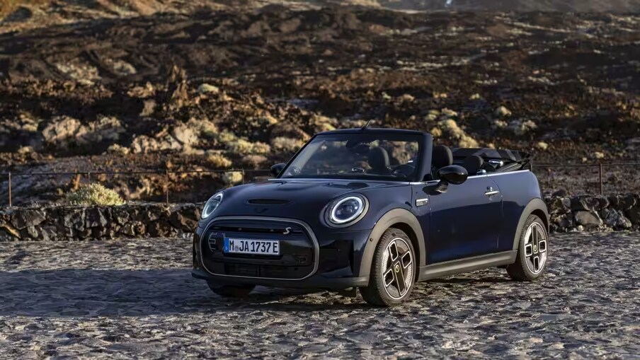 BMWನ ಸ್ವಂತ ಕಂಪನಿ.. Mini Cooper Mini Cooper SE Convertible ಅನ್ನು ಬಿಡುಗಡೆ ಮಾಡುವ ಮೂಲಕ  ಎಲೆಕ್ಟ್ರಿಕ್ ಕಾರು ತಯಾರಿಕೆಗೆ ಪ್ರವೇಶಿಸಿದಂತಿದೆ. ಕಂಪನಿಯು ಹೆಚ್ಚಿನ ರೀತಿಯ ಕಾರುಗಳನ್ನು ಎಲೆಕ್ಟ್ರಿಕ್ ಮೋಡ್‌ಗೆ ಪರಿವರ್ತಿಸಲು ಯೋಚಿಸುತ್ತಿದೆ. (ಚಿತ್ರ: BMW ಗ್ರೂಪ್)