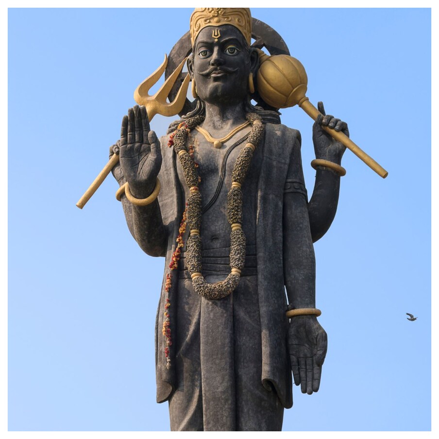 ಈ ವರ್ಷ ಜನವರಿ 30ರಿಂದ ಶನಿಯು ಕ್ಷೀಣನಾಗಿದ್ದಾನೆ. ಶನಿಯ ಜೊತೆಗೆ ಸೂರ್ಯ ಮತ್ತು ಬುಧ ಕೂಡ ಕುಂಭ ರಾಶಿಯಲ್ಲಿರುತ್ತಾರೆ. ಇದು ಕೆಲವು ರಾಶಿಗಳ ಮೇಲೆ ಪ್ರತಿಕೂಲ ಪರಿಣಾಮವನ್ನು ಬೀರುತ್ತದೆ.