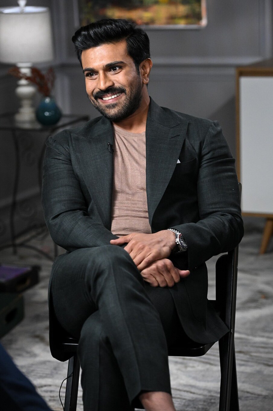  ಮೆಗಾ ಪವರ್ ಸ್ಟಾರ್ ರಾಮ್ ಚರಣ್ ಅಮೆರಿಕಾದಲ್ಲಿ ಭರ್ಜರಿಯಾಗಿಯೇ ಸದ್ದು ಮಾಡ್ತಿದ್ದಾರೆ. ಚೆರ್ರಿ ಯುಎಸ್ಗೆ ಹೋಗಿ ಸುಮಾರು 5 ದಿನಗಳಾಗಿವೆ. ಹಾಲಿವುಡ್ ಕ್ರಿಟಿಕ್ಸ್ ಅಸೋಸಿಯೇಷನ್ ಅವಾರ್ಡ್ಸ್ (HCA ಅವಾರ್ಡ್ಸ್) ನಲ್ಲಿ ರಾಮ್ ಚರಣ್ ವಿಶೇಷ ಆಕರ್ಷಣೆಯಾಗಿದ್ದರು. RRR ಸಿನಿಮಾ ತಂಡ ಅಮೆರಿಕಾದಲ್ಲಿ ಮಿಂಚಿದೆ.