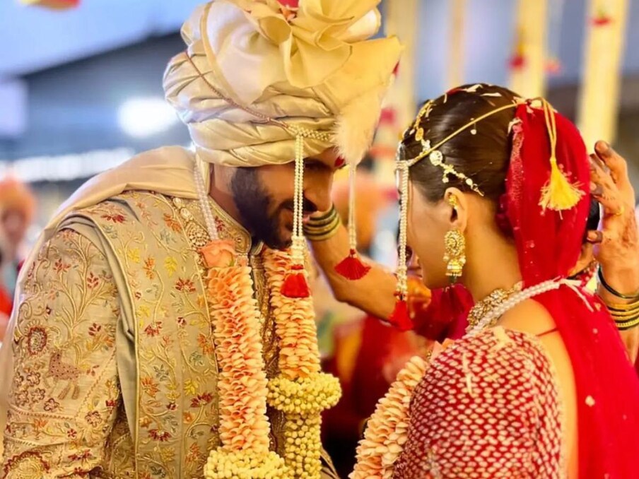  ಭಾರತ ತಂಡದ ಆಲ್ ರೌಂಡರ್ ಶಾರ್ದೂಲ್ ಠಾಕೂರ್ ದಾಂಪತ್ಯ ಜೀವನಕ್ಕೆ ಕಾಲಿಟ್ಟಿದ್ದಾರೆ. ಶಾರ್ದೂಲ್ ಮುಂಬೈನಲ್ಲಿ ತನ್ನ ಗೆಳತಿ ಮಿಥಾಲಿ ಪಾರುಲ್ಕರ್ ಅವರನ್ನು ವಿವಾಹವಾದರು. ಇಬ್ಬರಿಗೂ ಮರಾಠಿ ಪದ್ಧತಿಯಂತೆ ಮದುವೆ ಮಾಡಲಾಯಿತು. ಈ ವೇಳೆ ಇಬ್ಬರ ಮದುವೆಯ ಚಿತ್ರಗಳು ಸಾಮಾಜಿಕ ಜಾಲತಾಣದಲ್ಲಿ ವೈರಲ್ ಆಗಿವೆ.