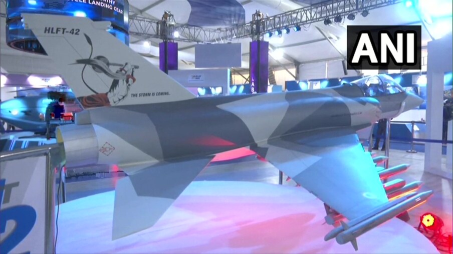  ಬೆಂಗಳೂರು: ಏರೋ ಇಂಡಿಯಾ 2023ರ (Aero India)ವಿಮಾನಗಳ ಪ್ರದರ್ಶನದಲ್ಲಿ ಹೆಚ್ಎಎಲ್ ನಿರ್ಮಾಣದ ಮಾರುತ್ ಹೆಸರಿನ HLFT-42 ಯುದ್ದ ವಿಮಾನದ ಮೇಲೆ ಹನುಮಂತನ (Hanuman) ಚಿತ್ರವನ್ನು ಹಾಕಿದ್ದಕ್ಕೆ ಪರ-ವಿರೋಧ ಚರ್ಚೆಗಳು ಶುರುವಾಗಿತ್ತು. ಇದರ ಬೆನ್ನಲ್ಲೇ ಹೆಚ್​ಎಎಲ್​ ಅಧಿಕಾರಿಗಳು ಹನುಮಾನ್​ ಚಿತ್ರವನ್ನು ವಿಮಾನದಿಂದ ತೆಗೆದು ಹಾಕಿದ್ದರು. ಆದರೆ ಏರೋ ಇಂಡಿಯಾ ಏರ್​ ಶೋ ಕೊನೆಯ ದಿನವಾದ ಇಂದು ವಿಮಾನದ ಮೇಲೆ ಮತ್ತೆ ಹನುಮಾನ್​ ಚಿತ್ರ ಪ್ರತ್ಯಕ್ಷವಾಗಿದೆ.