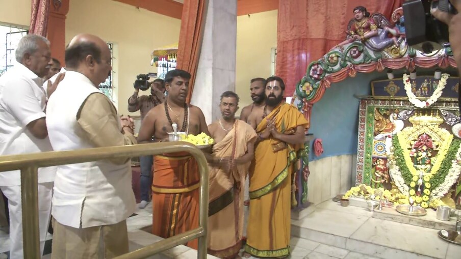  ಪೂಜೆ ಸಲ್ಲಿಕೆ ಬಳಿಕ ಮುಖ್ಯಂತ್ರಿಗಳು ನೇರವಾಗಿ ವಿಧಾನಸೌಧಕ್ಕೆ ತೆರಳಿದ್ದಾರೆ. ಆಂಜನೇಯ ದೇವಸ್ಥಾನದ ನಂತರ ಶ್ರೀಕಂಠೇಶ್ವರ ದೇಗುಲಕ್ಕೂ ಭೇಟಿ ಕೊಟ್ಟರು.
