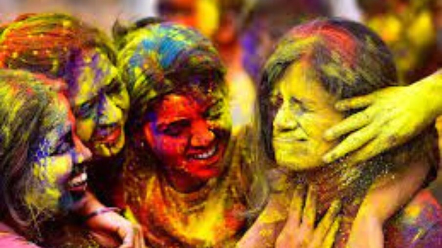 ಜನ ಹೋಳಿ ಹಬ್ಬಕ್ಕಾಗಿ ಕಾತುರದಿಂದ ಕಾಯುತ್ತಿದ್ದಾರೆ. ಆದರೆ ಹೋಳಿ ಆಡುವಾಗ ಮಹಿಳೆಯರು ವಿಶೇಷವಾಗಿ ಕೆಲವು ವಿಚಾರಗಳ ಬಗ್ಗೆ ಗಮನ ಹರಿಸಬೇಕು. ನೀವು ಹೋಳಿ ಆಡಲು ಬಯಸಿದರೆ, ಕೆಲವು ವಿಚಾರಗಳನ್ನು ಮನಸ್ಸಿನಲ್ಲಿಟ್ಟುಕೊಂಡು ಖುಷಿಯಿಂದ ಮತ್ತು ಸುರಕ್ಷಿತವಾಗಿ ಹೋಳಿ ಆಡಬಹುದು. ಹೋಳಿ ಸಮಯದಲ್ಲಿ ಅನೇಕ ಮಹಿಳೆಯರು ಸುರಕ್ಷತ ಕ್ರಮ ಕೈಗೊಂಡಿರುವುದಿಲ್ಲ. ಇದರಿಂದ ನಿಮ್ಮ ಮೂಡ್ ಹಾಳಾಗಬಹುದು. ಹಾಗಾಗಿ ನಿಮಗಾಗಿ ಕೆಲವು ಟಿಪ್ಸ್ಗಳನ್ನು ಈ ಕೆಳಕಂಡಂತೆ ನೀಡಲಾಗಿದೆ. ಇವುಗಳನ್ನು ಫಾಲೋ ಮಾಡಿ ಹೋಳಿ ಹಬ್ಬವನ್ನು ಸಡಗರದಿಂದ ಆಚರಿಸಿ.