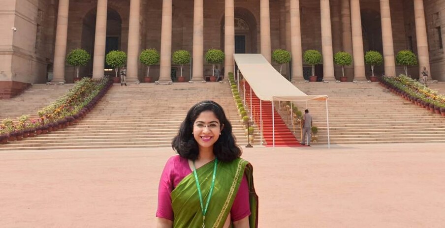  ಕಾನ್ಪುರ ದೇಹತ್ ನ ಸಿಡಿಒ ಸೌಮ್ಯಾ ಪಾಂಡೆ ಅವರು ನಿಜಕ್ಕೂ ಉದ್ಯೋಗಸ್ಥ ಮಹಿಳೆಯರಿಗೆ ಸ್ಫೂರ್ತಿಯಾಗಿದ್ದಾರೆ. 22 ದಿನಗಳ ಮಗುವಿನೊಂದಿಗೆ ಕರ್ತವ್ಯಕ್ಕೆ ಹಾಜರಾಗುವ ಮೂಲಕ ಸೌಮ್ಯಾ ಸುದ್ದಿಯಾಗಿದ್ದರು. ಇಂದಿಗೂ 2 ವರ್ಷದ ಮಗುವಿನ ಜೊತೆ ದೇಶ ಸೇವೆಯ ಜವಾಬ್ದಾರಿ ಹೊತ್ತಿದ್ದಾರೆ