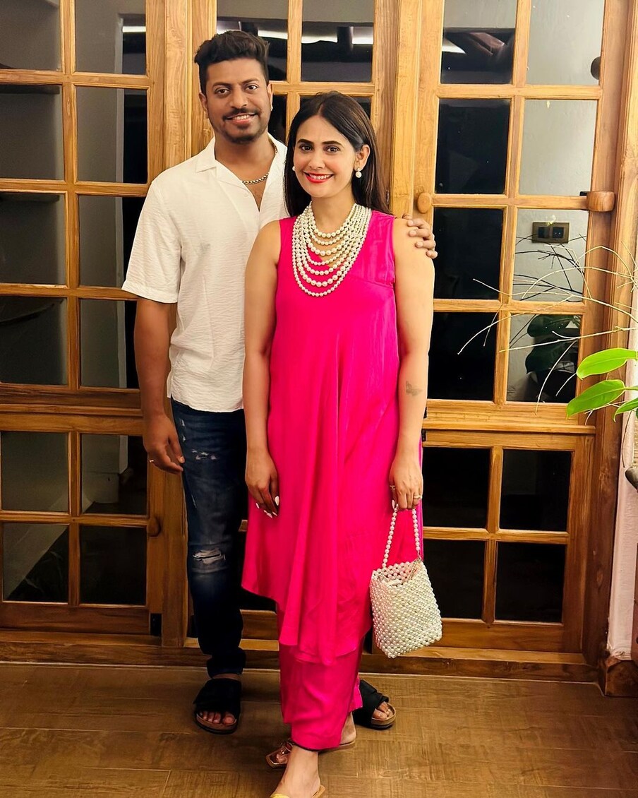  ಕನ್ನಡ ಕಿರುತೆರೆ ನಟಿ ಕಾವ್ಯ ಗೌಡ ಅವರು ಪತಿಯೊಂದಿಗೆ ಪ್ರೇಮಿಗಳ ದಿನವನ್ನು ಆಚರಿಸಿದ್ದಾರೆ. ತಮ್ಮ ಸೆಲೆಬ್ರೇಷನ್​ ಫೋಟೋಗಳನ್ನು ಇನ್​ಸ್ಟಾಗ್ರಾಮ್​ನಲ್ಲಿ ಶೇರ್ ಮಾಡಿದ್ದಾರೆ.
