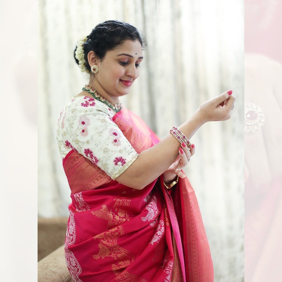  ಕಾಂತಾರ ಹೀರೋ ರಿಷಬ್ ಶೆಟ್ಟಿ ಅವರ ಪತ್ನಿ ಪ್ರಗತಿ ಶೆಟ್ಟಿ ಅವರು ಸುಂದರವಾದ ರಾಣಿ ಪಿಂಕ್ ಕಲರ್ ಸೀರೆ ಉಟ್ಟುಕೊಂಡು ಫೋಟೋಗೆ ಪೋಸ್ ಕೊಟ್ಟಿದ್ದಾರೆ. ಅವರ ಸೀರೆ ಲುಕ್ಸ್ ಸುಂದರವಾಗಿ ಮೂಡಿಬಂದಿದೆ.