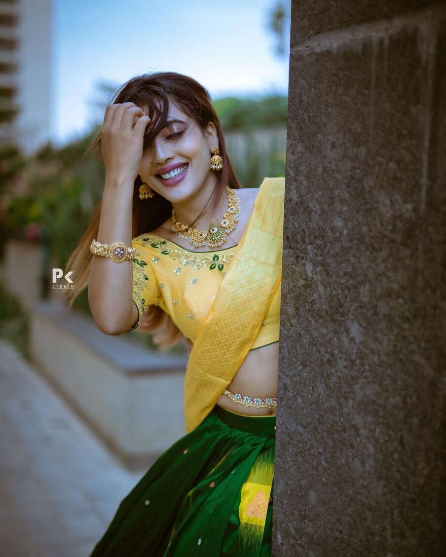  ಕನ್ನಡ ಕಿರುತೆರೆ ನಟಿ ಸಾರಾ ಅಣ್ಣಯ್ಯ ಅವರು ಮಹಾಶಿವರಾತ್ರಿ ದಿನ ಸುಂದರವಾದ ಫೋಟೋಗಳನ್ನು ಶೇರ್ ಮಾಡಿದ್ದಾರೆ. ಇದರಲ್ಲಿ ನಟಿ ಕ್ಯೂಟ್ ಕಾಣಿಸಿದ್ದಾರೆ.