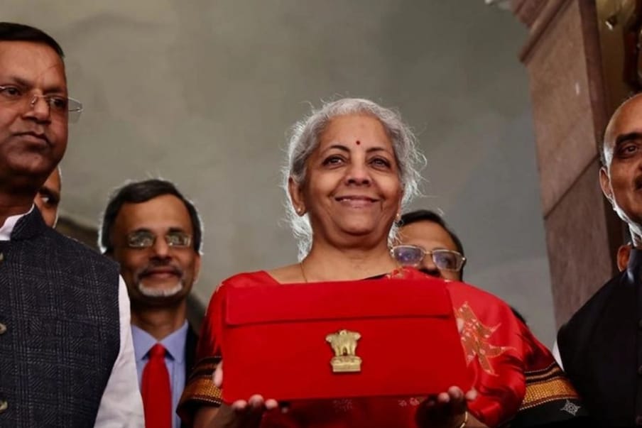  5ನೇ ಬಾರಿಗೆ ಬಜೆಟ್ ಮಂಡಿಸಿರುವ ಕೇಂದ್ರ ಸಚಿವೆ ನಿರ್ಮಲಾ ಸೀತಾರಾಮನ್ ಉಟ್ಟಿರುವ ಸೀರೆಗೂ ಕರ್ನಾಟಕಕ್ಕೂ ಕುತೂಹಲಕರ ಲಿಂಕ್ ಇದೆ.